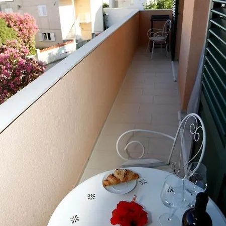 In With Balcony, Air Conditioning, Wifi Apartmán *